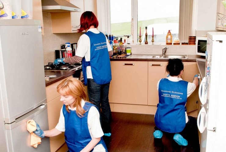Cleaning crew carries out end of tenancy cleaning in Brighton 